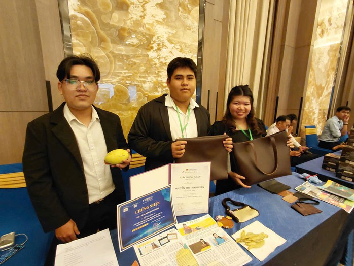 Nhóm của chị Nguyễn Thị Thanh Vân sản xuất thành công loại da làm từ vỏ xoài

