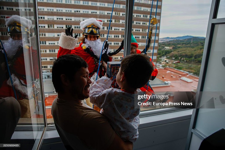 Ông già Noel đu dây zipline đến thăm và tặng quà các bệnh nhi tại Bệnh viện Germans Trias ở Tây Ban Nha.