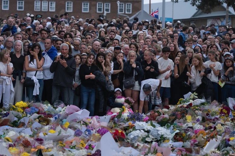 Người dân tưởng niệm các nạn nhân vụ xả súng ở bãi biển Bondi, Sydney, Australia, ngày 16/12.