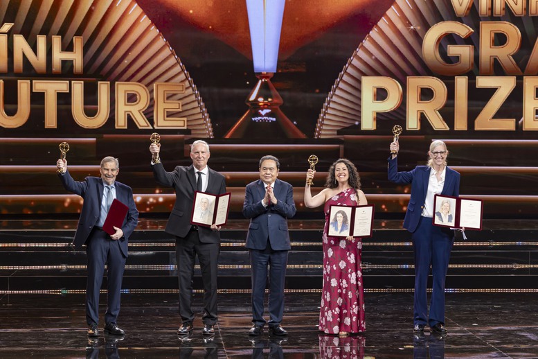 Chủ tịch Quốc hội Trần Thanh Mẫn trao Giải thưởng Chính VinFuture 2025 cho 4 nhà khoa học: TS. Douglas R. Lowy, TS. John T. Schiller, TS. Aimée R. Kreimer và GS. Maura L. Gillison (Hoa Kỳ).