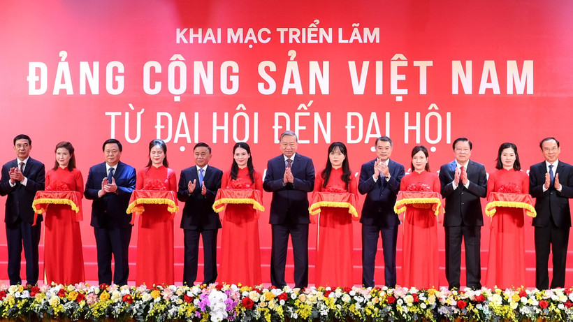 Tổng Bí thư Tô Lâm và các đồng chí lãnh đạo Đảng, Nhà nước cắt băng khai mạc Triển lãm “Đảng Cộng sản Việt Nam-Từ Đại hội đến Đại hội”. (Ảnh ĐĂNG KHOA)