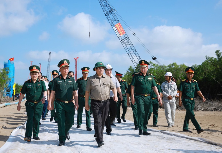 Thủ tướng Phạm Minh Chính kiểm tra tiến độ thi công tuyến giao thông ra đảo Hòn Khoai và Cảng tổng hợp lưỡng dụng Hòn Khoai - Ảnh: TTXVN