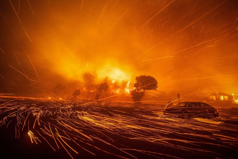 Gió thổi bay tàn lửa trong trận cháy rừng Palisades ở phía tây Los Angeles (California, Mỹ) ngày 7/1.
