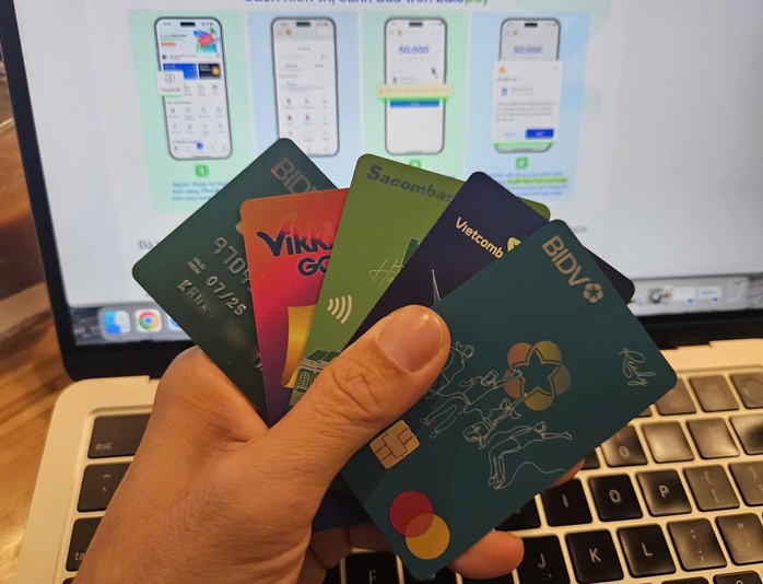 Nhu cầu mua sắm, thanh toán online dịp cuối năm tăng cao, các ngân hàng khuyến cáo người dùng cẩn trọng trước các thủ đoạn lừa đảo của kẻ gian. Ảnh: LAM GIANG