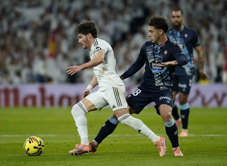 Fran Garcia (trái) lãnh thẻ đỏ đầu tiên - Ảnh: REUTERS

