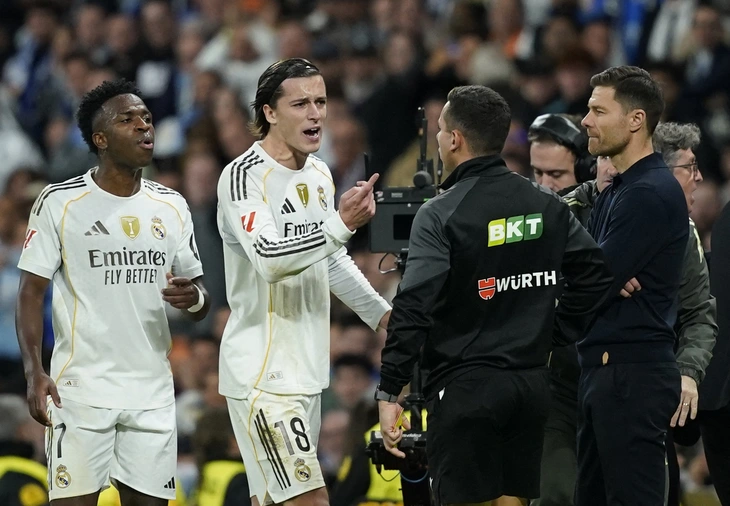 Carreras (thứ 2 từ trái sang) cũng bị đuổi - Ảnh: REUTERS

