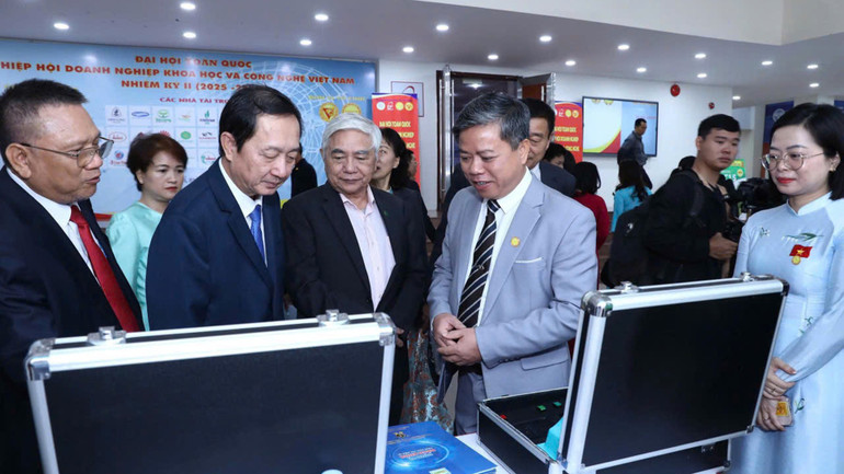 Bên lề Đại hội, các đại biểu tham quan gian hàng của Công ty cổ phần Thiết bị điện-điện tử Bách Khoa.
