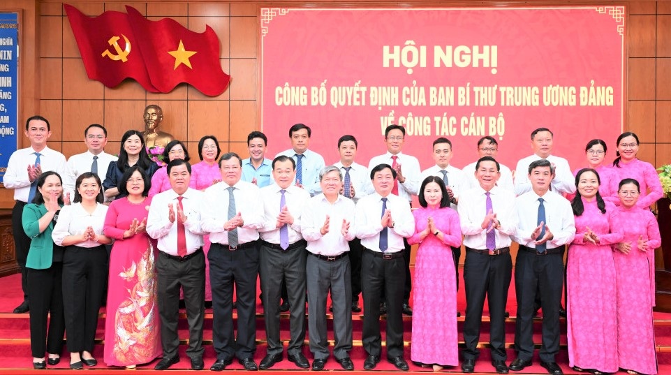 Đại biểu chụp ảnh lưu niệm tại hội nghị.