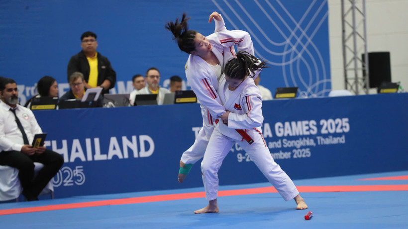 Cặp đôi võ sĩ Phùng Thị Hồng Ngọc-Nguyễn Ngọc Bích mang về huy chương đầu tiên cho thể thao Việt Nam tại SEA Games 33.
