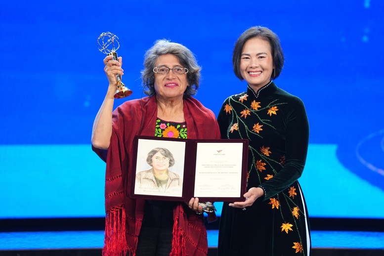 GS. Nguyễn Thục Quyên, Chủ tịch Hội đồng Sơ khảo VinFuture trao Giải Đặc biệt VinFuture 2025 dành cho nhà khoa học đến từ các nước đang phát triển cho GS. Maria Esperanza Martínez-Romero (Mexico).