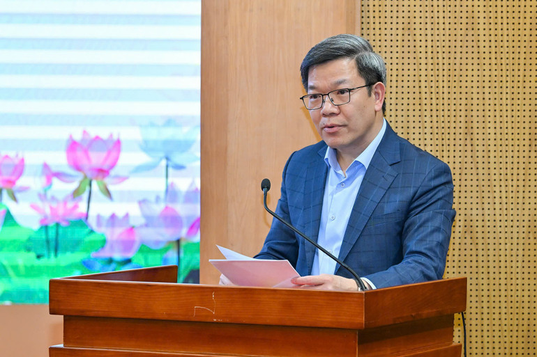 Đồng chí Tống Văn Thanh báo cáo về công tác thông tin, tuyên truyền Đại hội XIV của Đảng. (Ảnh: THỦY NGUYÊN)