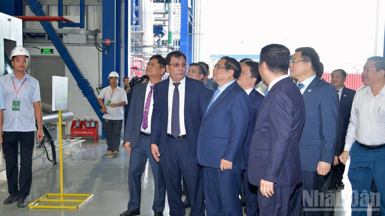 Thủ tướng Phạm Minh Chính thị sát Nhà máy điện khí LNG Nhơn Trạch 3 và Nhơn Trạch 4. (Ảnh: Thanh Giang)