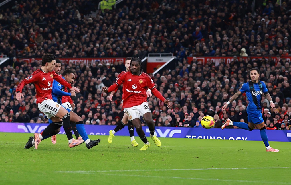 Kroupi ghi bàn vào lưới Man Utd (Ảnh: Getty).