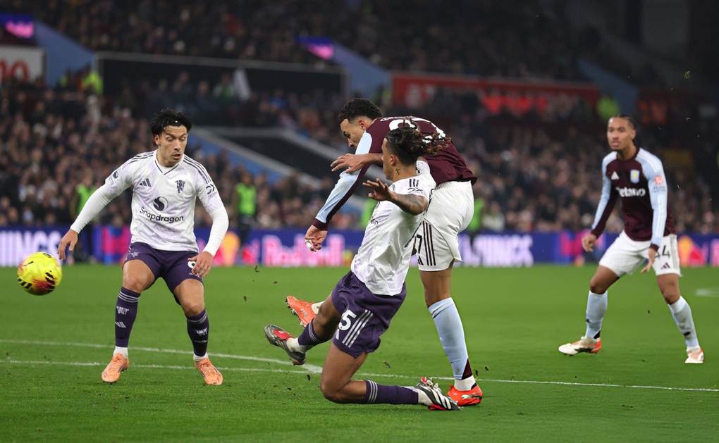 Rogers ghi hai bàn của Man Utd theo cùng một kịch bản (Ảnh: Getty).