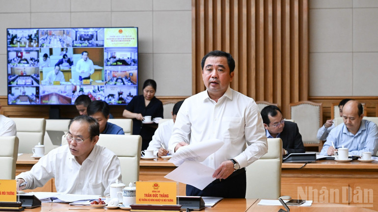 Bộ trưởng Nông nghiệp và Môi trường Trần Đức Thắng báo cáo tại cuộc họp. (Ảnh: TRẦN HẢI)