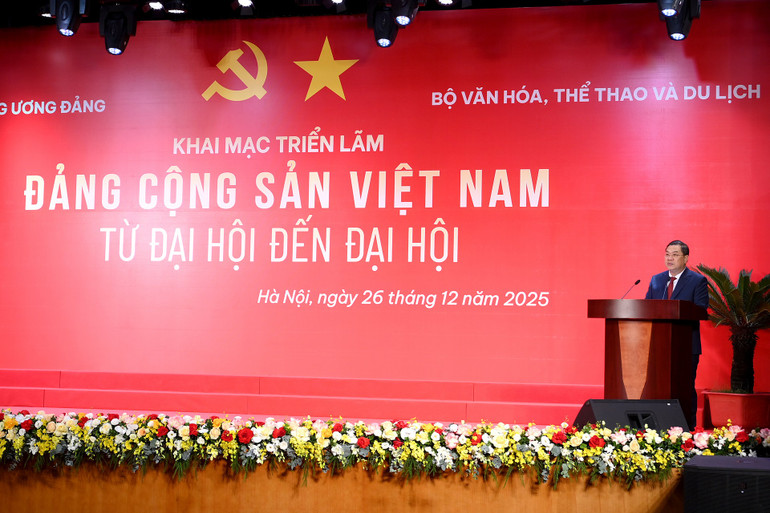 Chánh Văn phòng Trung ương Đảng Phạm Gia Túc phát biểu khai mạc triển lãm. (Ảnh ĐĂNG KHOA)