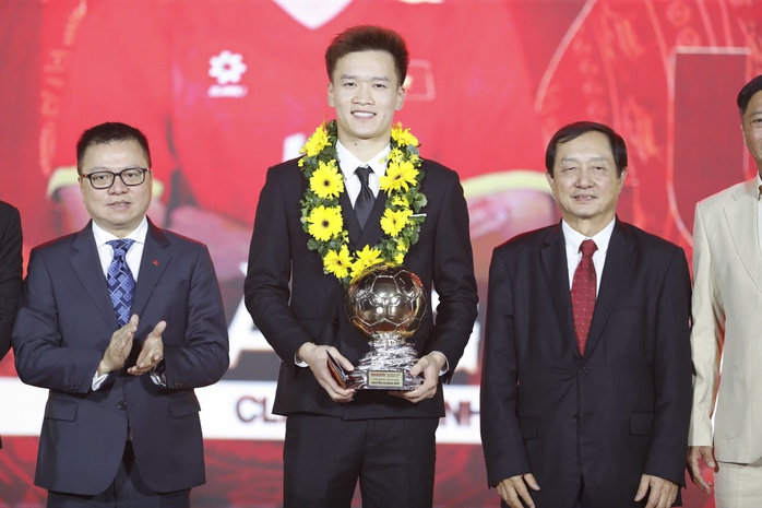 Gala Trao Giải thưởng Quả bóng vàng Việt Nam 2025 diễn ra tại Nhà hát Bến Thành (TP HCM) hôm 26-12 mang lại những kết quả bất ngờ.