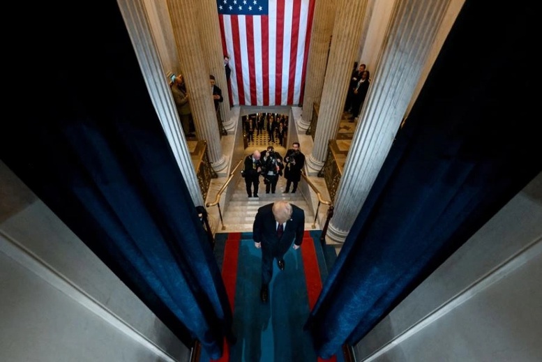 Rạng sáng 21/1 (theo giờ Việt Nam, trưa 20/1 theo giờ Mỹ), ông Donald Trump bước lên bục nhậm chức Tổng thống thứ 47 của Mỹ bên trong Vòm điện Capitol. Khác với những năm trước, lễ nhậm chức của ông Trump không diễn ra ngoài trời mà được di dời vào bên trong tòa nhà Quốc hội do thời tiết giá rét. Đây là lễ nhậm chức được tổ chức trong nhà lần đầu tiên sau 4 thập kỷ do không khí lạnh bao trùm phần lớn nước Mỹ.