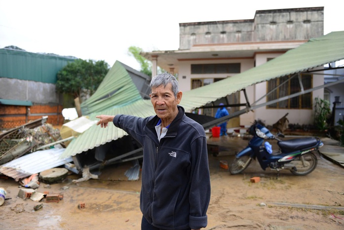 Sau một đêm chạy lũ trở về, ông Nguyễn Văn Hùng (ngụ xã D’ran, tỉnh Lâm Đồng) thẫn thờ khi căn nhà đã bị cuốn trôi hoàn toàn. Ảnh: TRƯỜNG NGUYÊN

