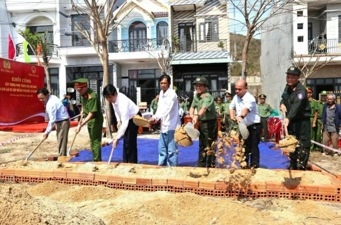 Xây, sửa nhà để người dân vùng lũ kịp đón Tết