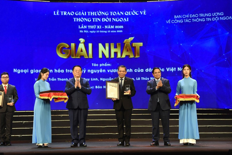 Thủ tướng Phạm Minh Chính và Trưởng Ban chỉ đạo Công tác thông tin đối ngoại, Chủ nhiệm Tổng cục Chính trị Quân đội nhân dân Việt Nam Nguyễn Trọng Nghĩa trao giải Nhất cho các tác giả - Ảnh: VGP/Nhật Bắc