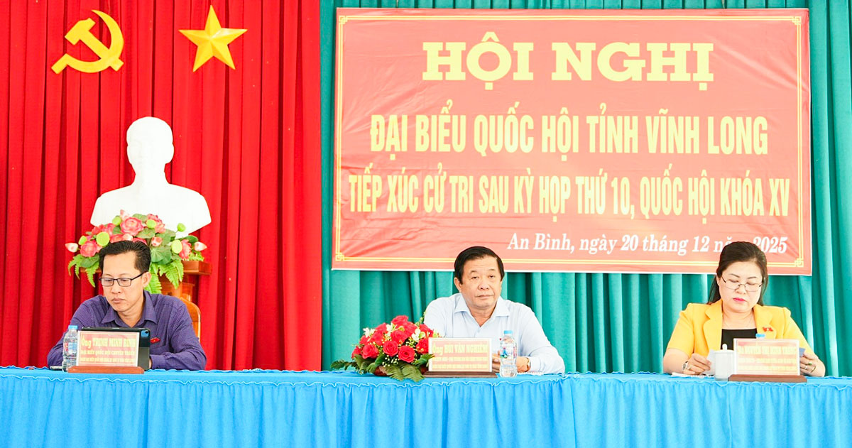 Đại biểu Bùi Văn Nghiêm, đại biểu Nguyễn Thị Minh Trang và đại biểu chuyên trách Trịnh Minh Bình ghi nhận những kiến nghị của cử tri.