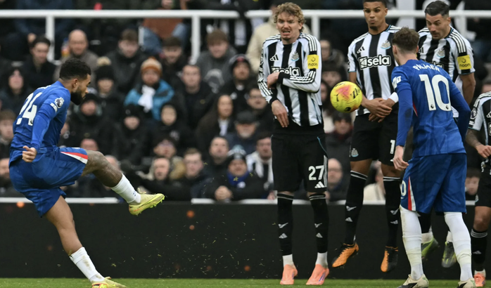 Reece James sút phạt, tạo siêu phẩm.