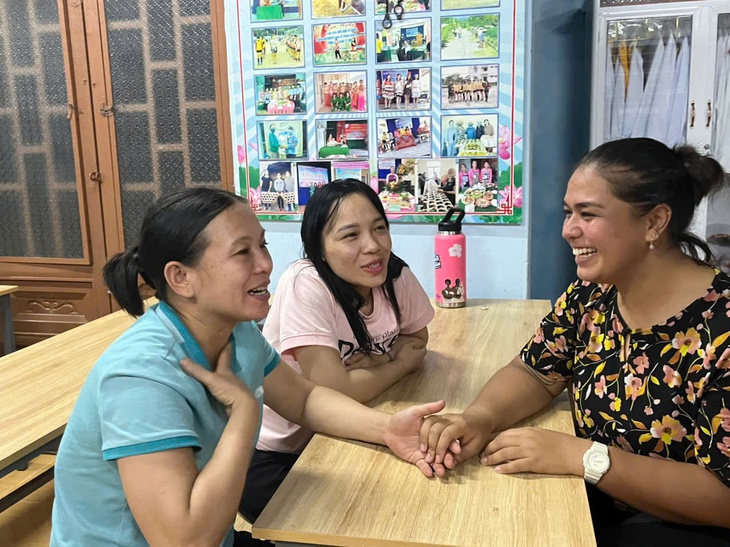 Học sinh của lớp học tiếng Anh là những người lớn, đang lao động, buôn bán, kinh doanh hay chỉ đơn giản là muốn học để có thể giao tiếp với người nước ngoài - Ảnh: NVCC