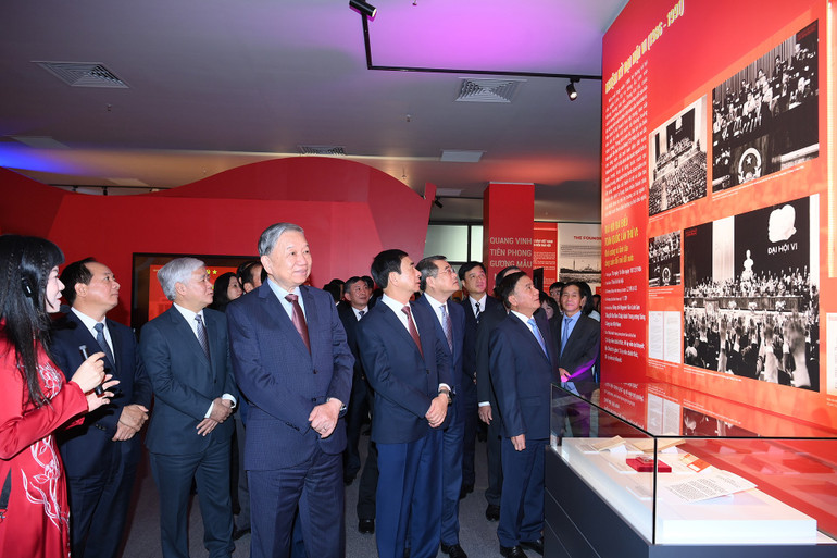 Tổng Bí thư Tô Lâm và các đồng chí lãnh đạo Đảng, Nhà nước tham quan triển lãm. (Ảnh ĐĂNG KHOA)