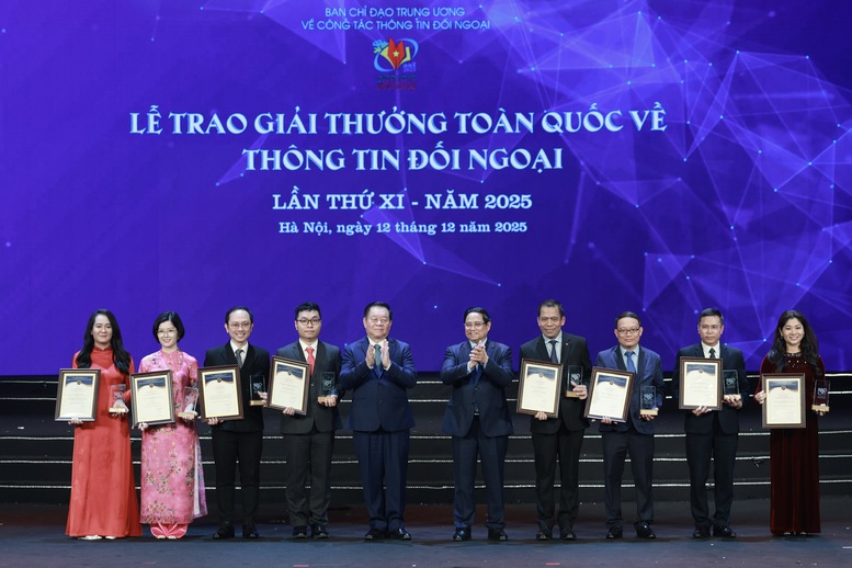 Phó Thủ tướng Chính phủ Bùi Thanh Sơn và Trưởng Ban Tuyên giáo và Dân vận Trung ương Trịnh Văn Quyết trao giải Nhì cho các tác giả - Ảnh: VGP/Nhật Bắc