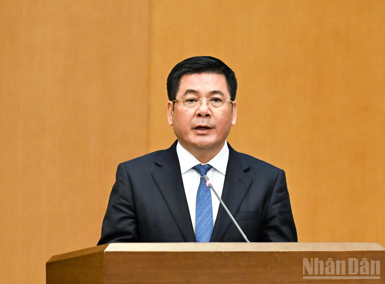 Phó Bí thư chuyên trách Đảng ủy Quốc hội Nguyễn Hồng Diên phát biểu nhận nhiệm vụ. (Ảnh DUY LINH)