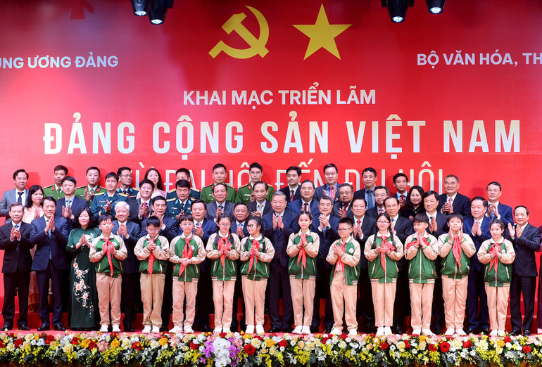 Tổng Bí thư Tô Lâm với các đồng chí lãnh đạo Đảng, Nhà nước và các đại biểu dự khai mạc triển lãm. (Ảnh ĐĂNG KHOA)