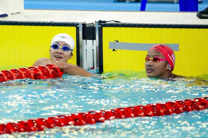 Mỹ Tiên (trái) giành HCB nội dung 200m bơi bướm - Ảnh: NAM TRẦN