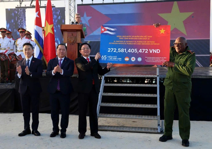 Phó thủ tướng Hồ Quốc Dũng trao biển tượng trưng đợt 2 Chương trình 65 năm nghĩa tình Việt Nam - Cuba với số tiền trên 272 tỉ đồng - Ảnh: THÔNG TIN CHÍNH PHỦ

