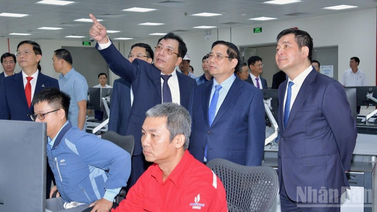 Thủ tướng Phạm Minh Chính thăm Phòng điều khiển trung tâm nhà máy điện khí LNG Nhơn Trạch 3 và Nhơn Trạch 4. (Ảnh: Thanh Giang)