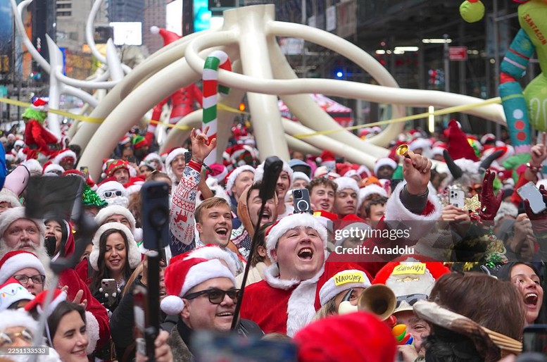 Hàng nghìn người trong trang phục ông già Noel và các nhân vật nổi tiếng tham gia sự kiện SantaCon thường niên ở thành phố New York, ngày 13/12/2025