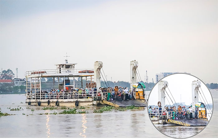 Tình trạng phà chở khách không đảm bảo an toàn, nhiều hành khách đứng tràn ra tận mũi phà, khu vực không có rào chắn bảo vệ, tiềm ẩn nguy cơ xảy ra tai nạn giao thông đường thủy. Ảnh chụp lúc 17 giờ 40 phút ngày 6/12.

