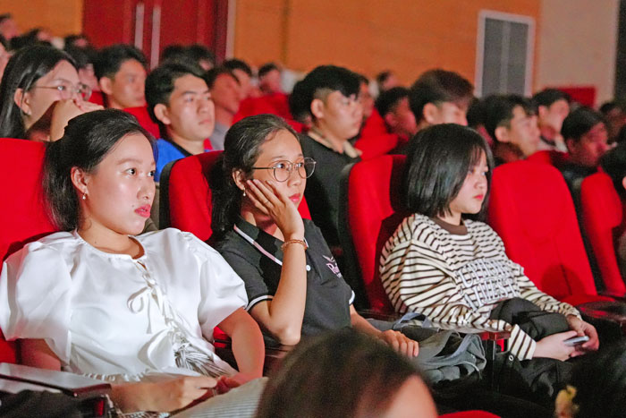 Sinh viên lặng nhìn từng cảnh phim “Mưa đỏ” tại hội trường.