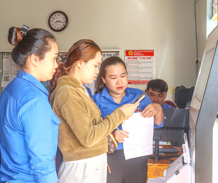 Đoàn viên xã Trung Hiệp hỗ trợ người dân đến thực hiện thủ tục hành chính tại Trung tâm Phục vụ hành chính công xã.