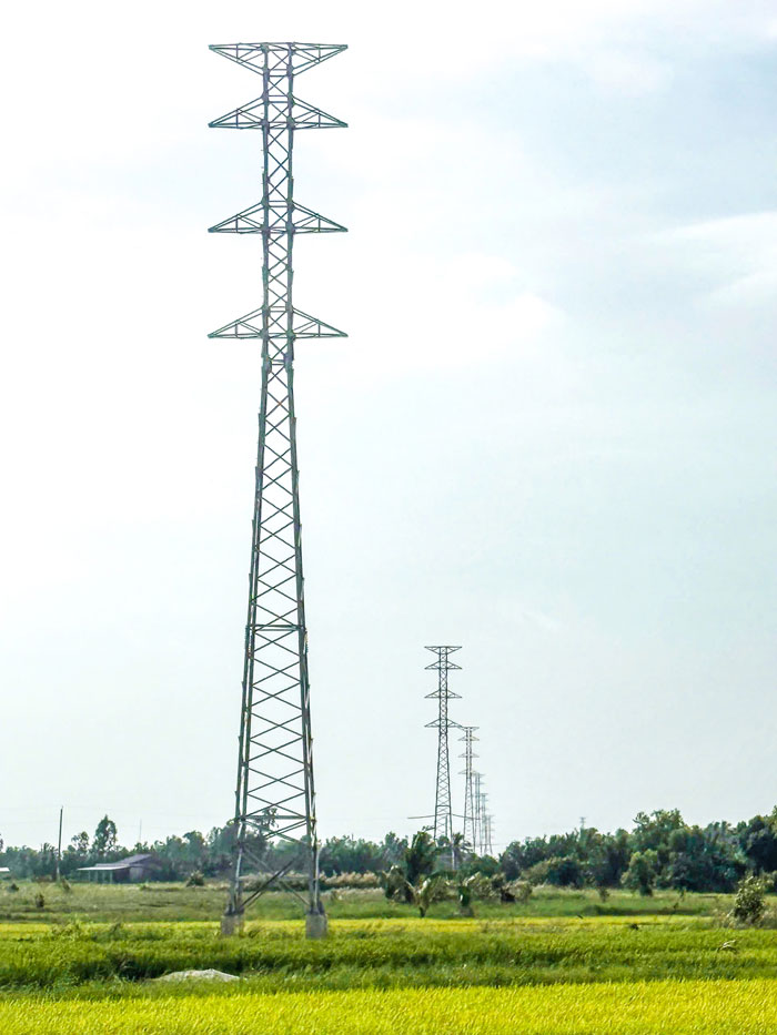 Chuẩn bị kéo dây nối các vị trí trụ điện tại đoạn tuyến xã Thạnh Phú.

