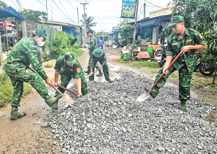 Lực lượng vũ trang tham gia xây dựng NTM, góp phần phát triển kinh tế- xã hội địa phương.

