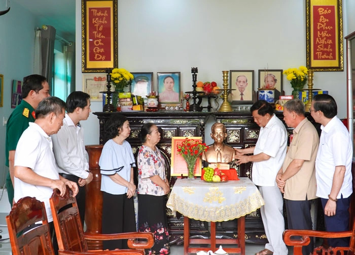 Vun đắp truyền thống từ những pho tượng nghĩa tình