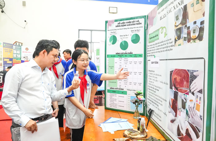 Học sinh thuyết trình, giới thiệu quy trình và sản phẩm của Dự án “Sắc Xanh”- nhuộm tóc từ nguyên liệu tự nhiên.

