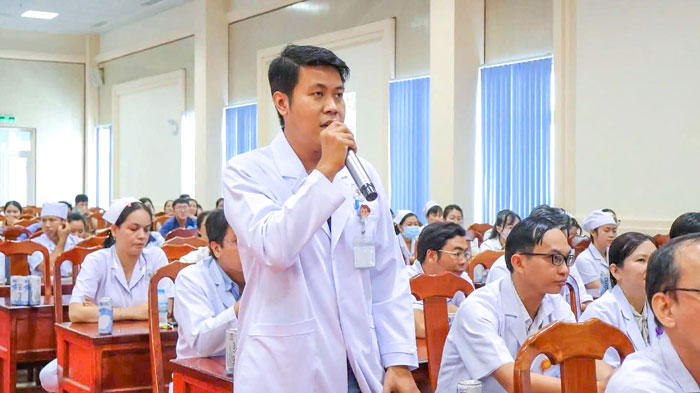 Tại điểm cầu BVĐK Vĩnh Long, các ý kiến liên quan đến chế độ, chính sách, đào tạo của nhân viên y tế;…

