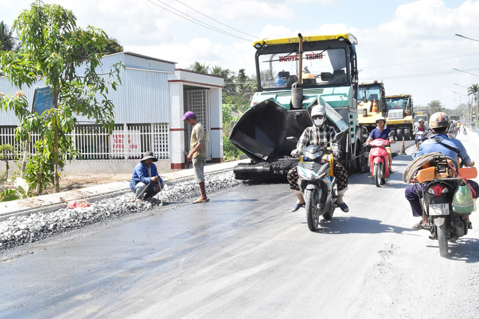 Thi công công trình Tỉnh lộ 911 đoạn từ xã Tân An đến xã Tam Ngãi.