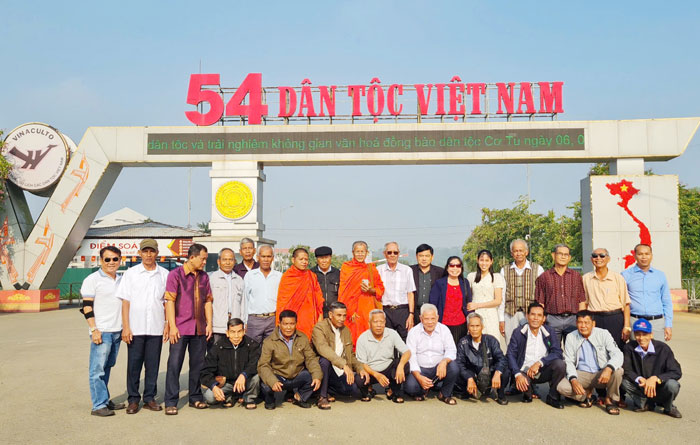 Người có uy tín trong vùng đồng bào dân tộc thiểu số tỉnh trong chuyến tham quan tại Hà Nội. Ảnh: Sở Dân tộc và Tôn giáo

