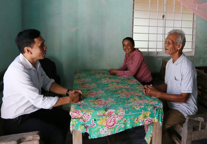 Ông Thạch Rương (bên phải) trao đổi về công tác tuyên truyền, vận động đồng bào Khmer.

Ảnh: NGỌC XOÀN

