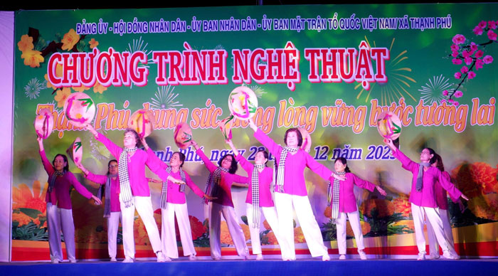 Tiết mục trong Chương trình nghệ thuật “Thạnh Phú chung sức, đồng lòng vững bước tương lai”.

