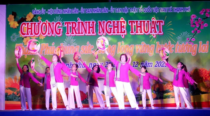Chương trình nghệ thuật “Thạnh Phú chung sức, đồng lòng vững bước tương lai”