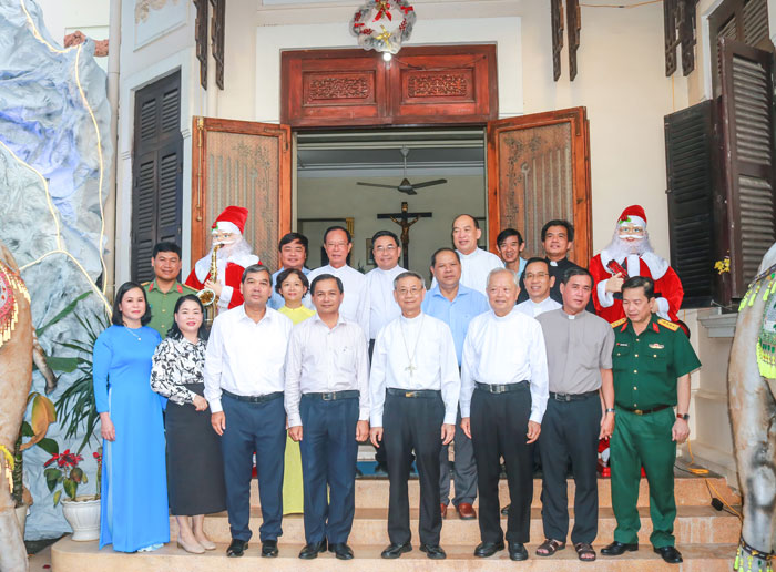 Bí thư Tỉnh ủy- Trần Văn Lâu cùng đoàn công tác chúc mừng Giáng sinh năm 2025 tại Tòa Giám mục Giáo phận Vĩnh Long.